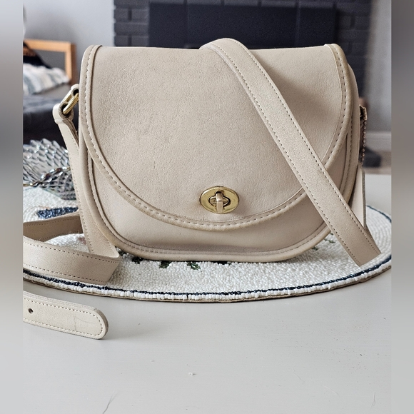Coach Handbags - Vintage Coach Watson Crossbody Bag